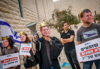 מפגינים נגד בג"ץ מחוץ לבית המשפט העליון (צילום: יונתן זינדל, פלאש 90)
