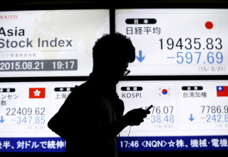 ירידות שערים בבורסה (צילום:  REUTERS/Issei Kato)