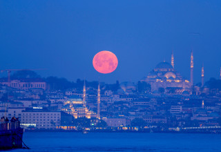ירח כתום בשמי איסטנבול בטורקיה (צילום: REUTERS/Dilara Senkaya)