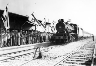 נסיעת בכורה של הרכבת. צולם בתחנת ת"א צפון בשנת 1949 (צילום:  לע"מ)