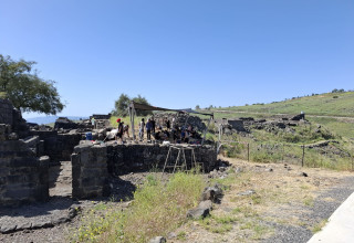 החפירה שהתחדשה, תלמדי בית הספר חזרו לגן (צילום: גיא זהרוני, רשות הטבע והגנים)