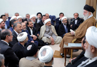 עלי חמינאי עם בכירי הממשל בטהראן (צילום: רויטרס)