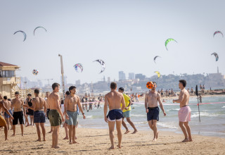 ישראלים בחוף הים (צילום: מרים אלסטר, פלאש 90)