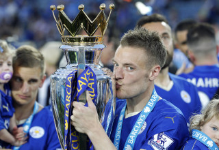 ג'יימי ורדי עם תואר האליפות של לסטר סיטי (צילום: רויטרס)