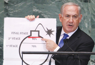 נתניהו מסמן משרטט קו אדום אום נובמבר 2012 איראן גרעין  (צילום: רויטרס)