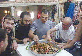 אסירים ביטחוניים חוגגים בכלא (צילום:  צילום מסך מתוך רשתות חברתיות)