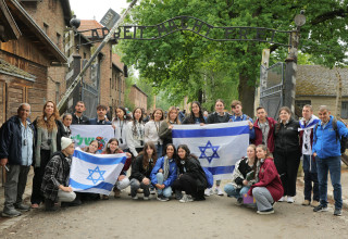 תלמידי משלחת מנהיגויות הנוער לפולין ביום השואה (צילום:  רונן חורש, לע"מ)