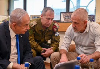 רונן בר, בנימין נתניהו, אבי גיל (צילום: קובי גדעון, לע"מ)