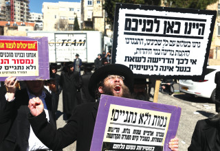 הפגנת חרדים מול לשכת הגיוס בירושלים, השנה (צילום: רויטרס)