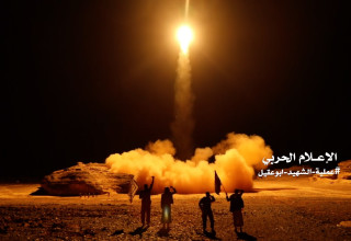 שיגור טילים על ידי החות'ים (צילום: AFP via Getty Images)