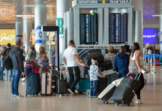 נוסעים מודאגים ליד לוחות הטיסות בנתב"ג (צילום: אבשלום ששוני)