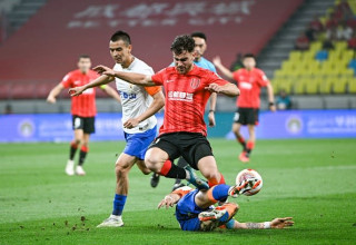 יהב גורפינקל במדי צ'נגדו הסינית (צילום: Xinhua News Agency / Contributor)