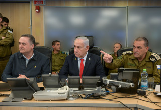 רא"ל אייל זמיר, בנימין נתניהו, ישראל כ"ץ. מתוך הבור של חיל האויר במהלך התקיפות בתימן (צילום:  מעיין טואף/לע״מ)
