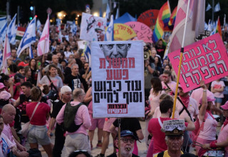 הפגנה נגד הממשלה בכיכר הבימה (צילום: אבשלום ששוני)