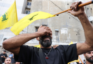 תושב לבנון עם דגל חיזבאללה (צילום: ANWAR AMRO/AFP via Getty Images)