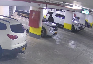 חניון הבניין בפתח תקווה בו פעל גנב האופניים (צילום: מצלמות אבטחה, דוברות משטרת ישראל)