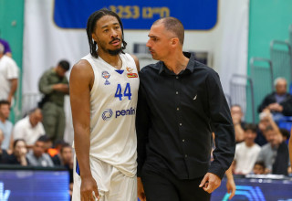 מאמן בני הרצליה יהוא אורלנד עם אלייז'ה סטיוארט (צילום: דני מרון)