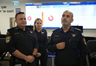 המפכ"ל דני לוי לצד ניצב מני בנימין ראש 433  (צילום: דוברות המשטרה)