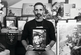 חיבוק אחרון. תערוכת תיעוד אבות שכולים (צילום: יפעת פאר)