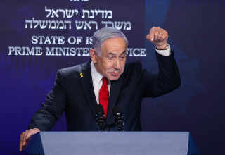 ראש הממשלה בנימין נתניהו במסיבת עיתונאים. 21.5.25 (צילום: אלכס קולומויסקי, פול)