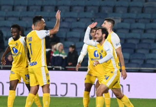 יוריס ואן אובריים מכבי תל אביב חוגג ערן זהבי (צילום: ברני ארדוב)