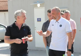 שוב בלי אפשרות לארח בישראל. ז'ארקו לאזטיץ' עם מיטש גולדהאר (צילום: אודי ציטיאט)