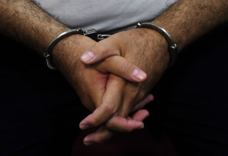 עצור באזיקים (צילום: MARVIN RECINOS/AFP/Getty Images)