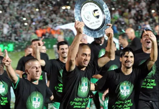 תקלת הקיזוז לא קרתה שנית. יניב קטן עם צלחת האליפות של מכבי חיפה ב-2011 (צילום: ברני ארדוב)