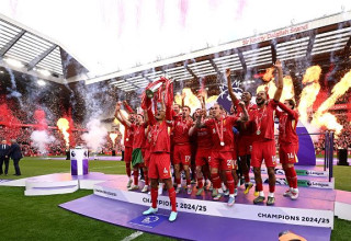 ליברפול מניפה את גביע הפרמיירליג (צילום: Liverpool FC)