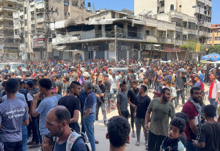 פלסטינים בעזה ממתינים לקבלת סיוע (צילום: רויטרס)