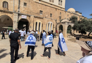 יהודים מתעטפים בדגל ישראל בהר הבית (צילום: נתן צבי, בידינו)