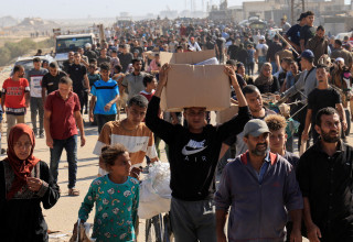חלוקת סיוע הומניטרי בעזה (צילום:  REUTERS/Hatem Khaled)