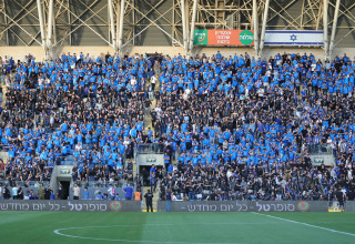 אוהדי הפועל פתח תקוה (צילום: אודי ציטיאט)