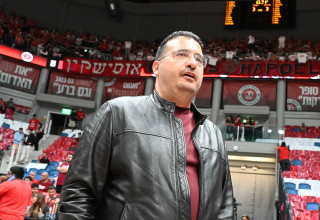 עופר ינאי, בעלים הפועל תל אביב (צילום: ברני ארדוב)