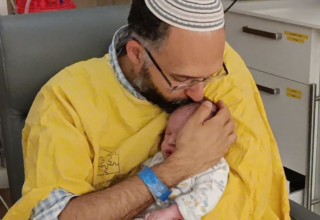 התינוק רביד חיים הי"ד עם אביו חננאל (צילום: באדיבות המשפחה)