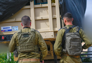 חיילים ליד המערכת החדשה (צילום: דובר צה"ל)