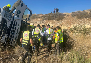 התהפכות משאית (צילום: תיעוד מבצעי מד"א)