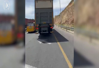 המשאית שהמשטרה עצרה (צילום: דוברות המשטרה)