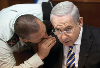 אייל זמיר, בעת שהיה מזכירו הצבאי של ראש הממשלה בנימין נתניהו, 2013 (צילום: רויטרס)