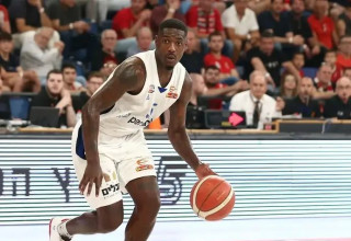 דשון פרנסיס והרצליה ינסו לעצור את רמת גן (צילום: אודי ציטיאט)