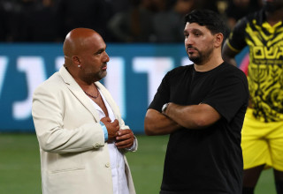 אלמוג כהן מנהל מקצועי בית"ר ירושלים עם הבעלים ברק אברמוב, גמר גביע המדינה 2025 (צילום: דני מרון)