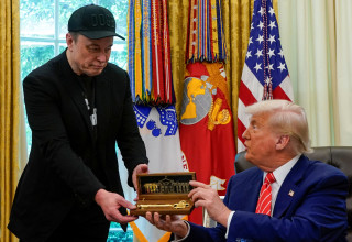 המתנה של טראמפ לאילון מאסק (צילום:  רויטרס)