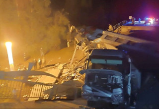 גשר קרס לתוך רכבת נוסעת ברוסיה (צילום: רויטרס)