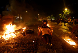 מהומות בפריז (צילום: REUTERS/Abdul Saboor)