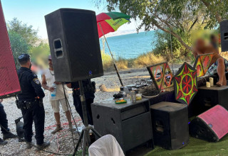המשטרה סגרה מסיבת טבע בחוף אמנון בכינרת (צילום: דוברות המשטרה)