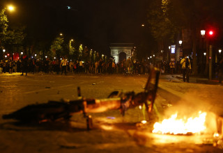 מהומות בפריז (צילום: REUTERS/Abdul Saboor)