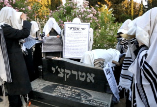 טקס הטלת קללה יהודי על קברו של אביו של היזם יעקב אטרקצ' (צילום: מתוך רשתות לפי סעיף 27 א על פי זכויות יוצרים)