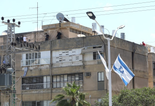 החשוד ברצח מתבצר על גג הבניין בבת ים (צילום: גדעון מרקוביץ'/TPS)