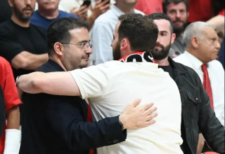נפרדו כידידים. עופר ינאי ומתן אדלסון (צילום: ברני ארדוב)