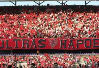 אוהדי הפועל תל אביב הגיעו בהמוניהם (צילום: אודי ציטיאט)